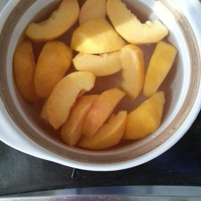 冰糖黄桃罐头，香甜可口，做法简单又好吃