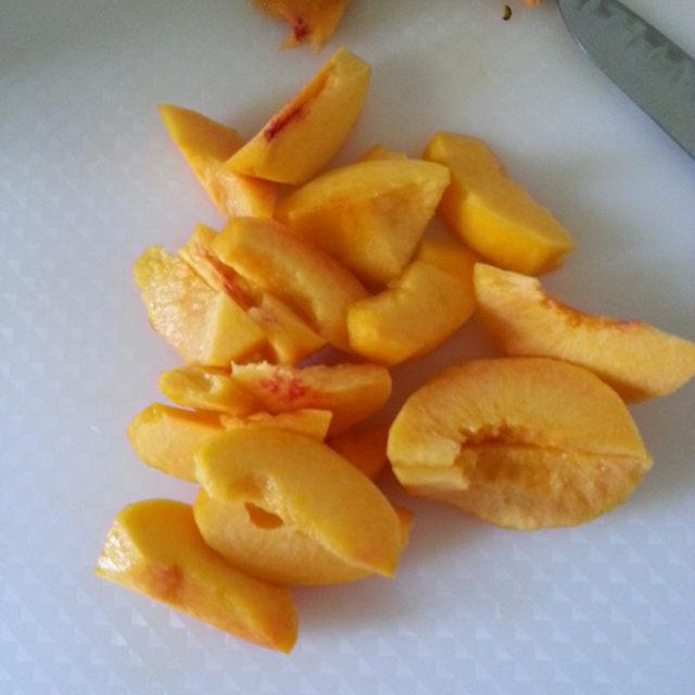 冰糖黄桃罐头，香甜可口，做法简单又好吃