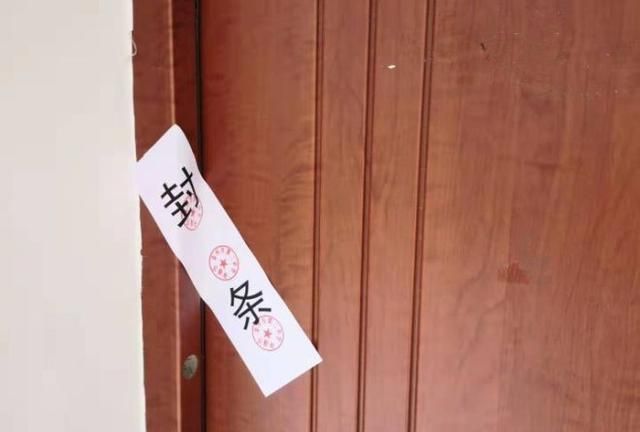 泰州二中高一课桌椅更新并进行环保检测