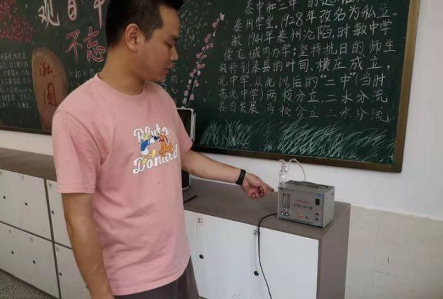 泰州二中高一课桌椅更新并进行环保检测