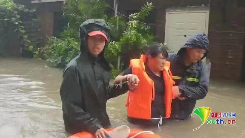 淄博：围墙倒塌水倒灌  消防员6个小时背出50余被困人员