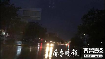 虎山东路与擂鼓石大街西头路灯全部不亮，雨夜回家路请注意安全