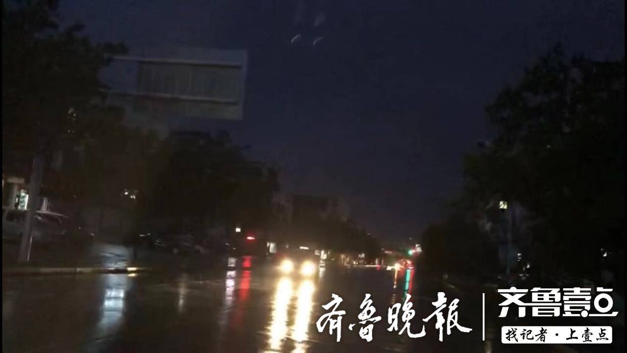 虎山东路与擂鼓石大街西头路灯全部不亮，雨夜回家路请注意安全