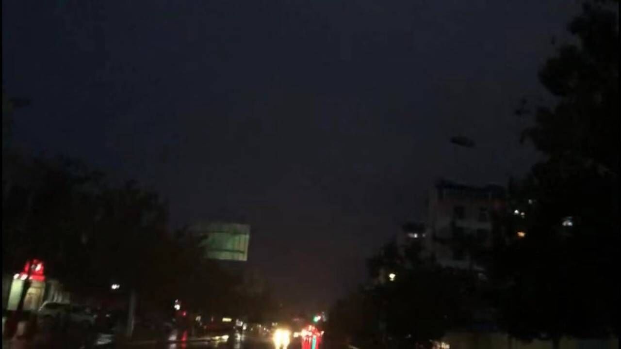 虎山东路与擂鼓石大街西头路灯全部不亮，雨夜回家路请注意安全