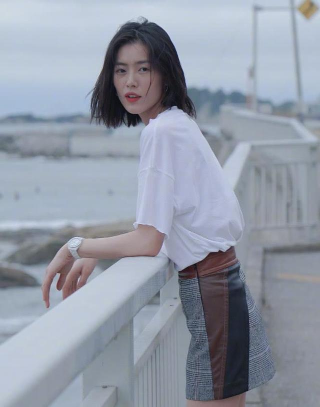 刘雯与某奢侈品牌解约，赢得众人称赞之余，却可能赔上职业生涯