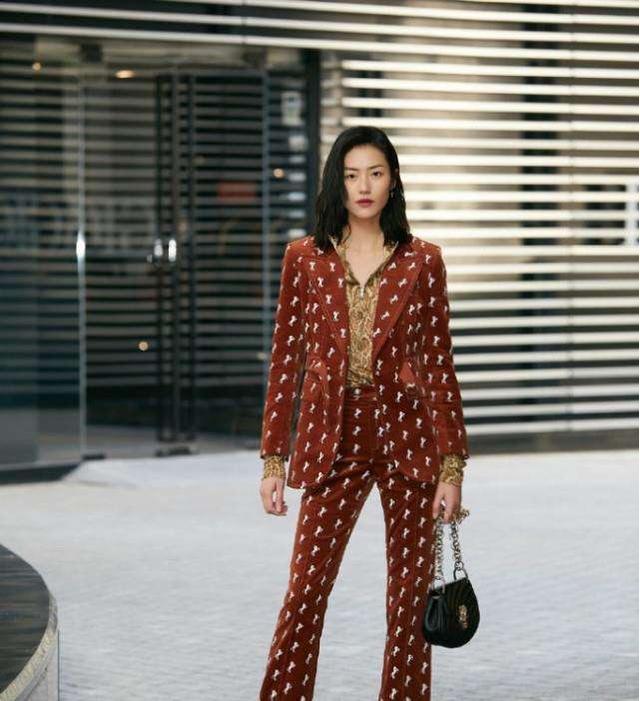 刘雯与某奢侈品牌解约，赢得众人称赞之余，却可能赔上职业生涯