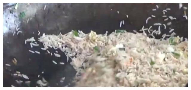 印度人吃东西都拿餐具，改掉用手抓的习惯，因为中国这道美食太香