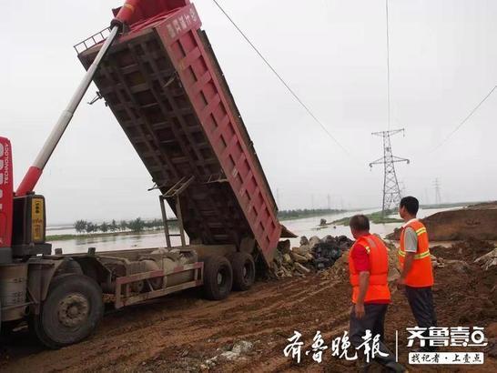 寿光北弥河羊口镇决口处，大型机械奋力堵口，今夜有望堵上缺口