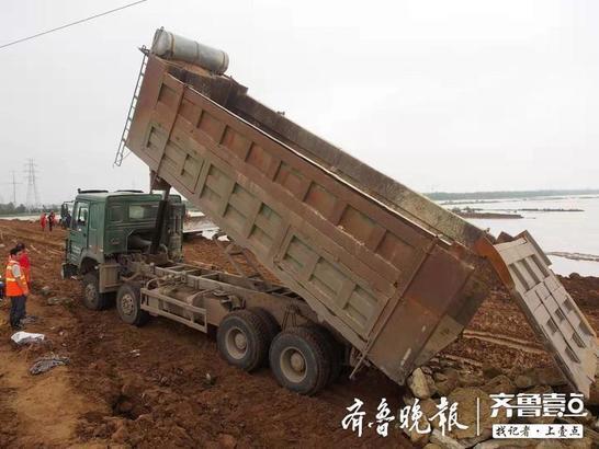 寿光北弥河羊口镇决口处，大型机械奋力堵口，今夜有望堵上缺口