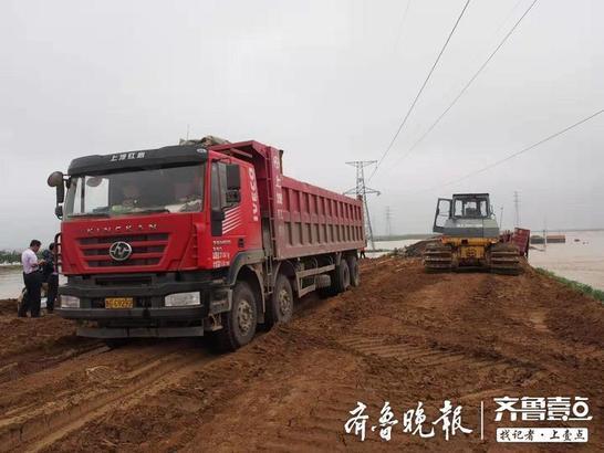 寿光北弥河羊口镇决口处，大型机械奋力堵口，今夜有望堵上缺口