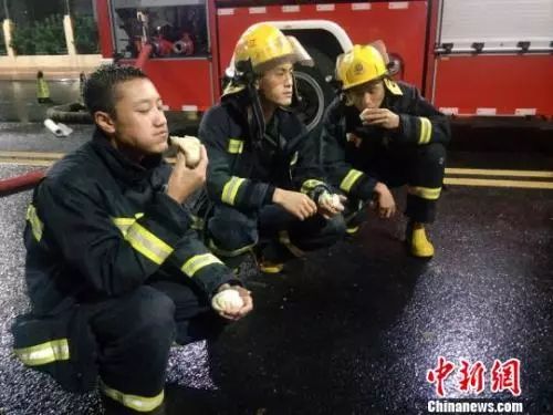 19岁消防员吃包子走红：当时只想着赶紧吃完去工作