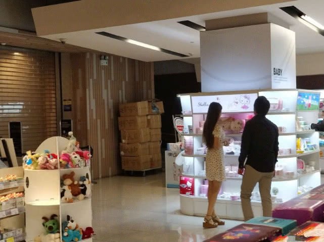 喜事将近？郎朗吉娜逛婴儿用品区，夫妻两人有说有笑感情甜蜜
