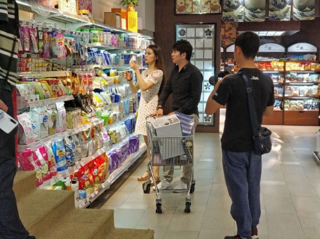 喜事将近？郎朗吉娜逛婴儿用品区，夫妻两人有说有笑感情甜蜜