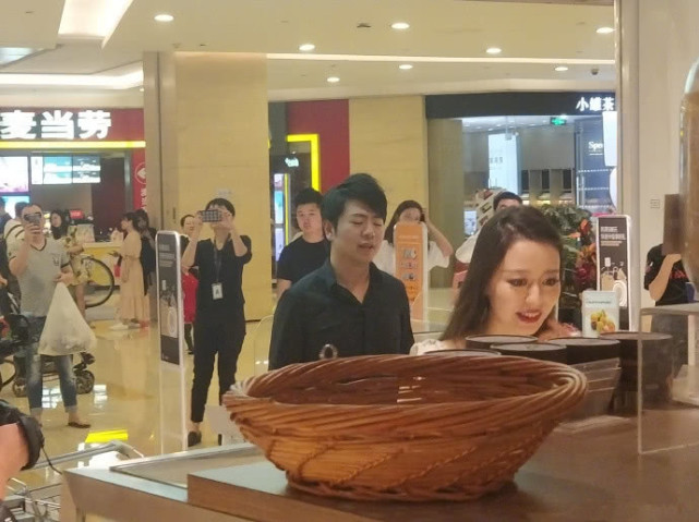 喜事将近？郎朗吉娜逛婴儿用品区，夫妻两人有说有笑感情甜蜜