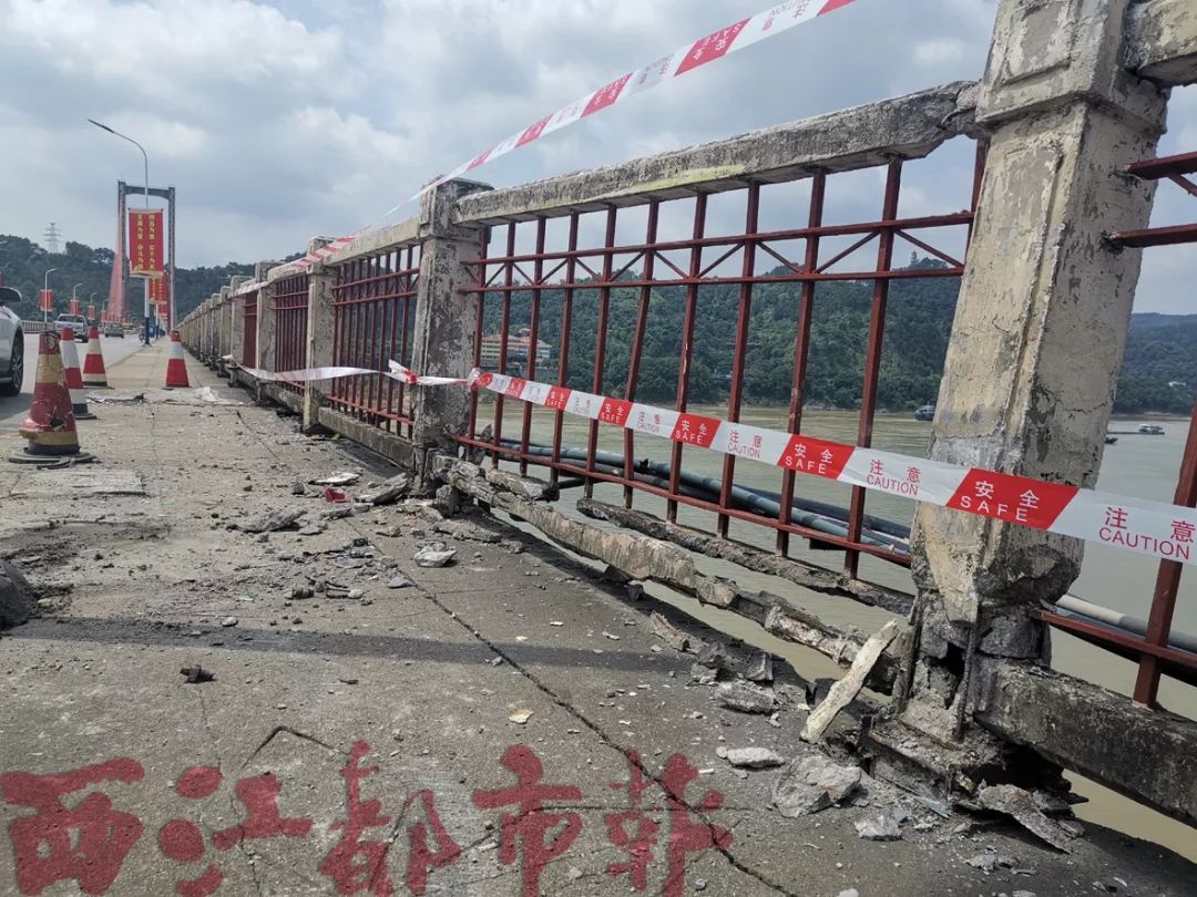 公交车失控，撞坏了路灯及护栏！今晨事发云龙大桥
