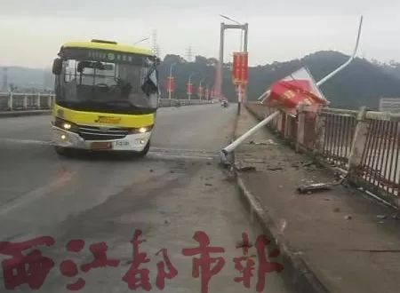 公交车失控，撞坏了路灯及护栏！今晨事发云龙大桥