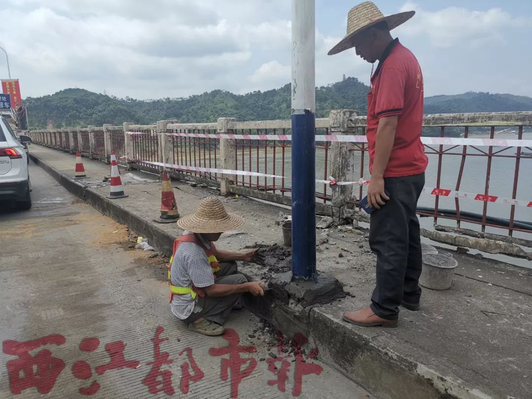 公交车失控，撞坏了路灯及护栏！今晨事发云龙大桥
