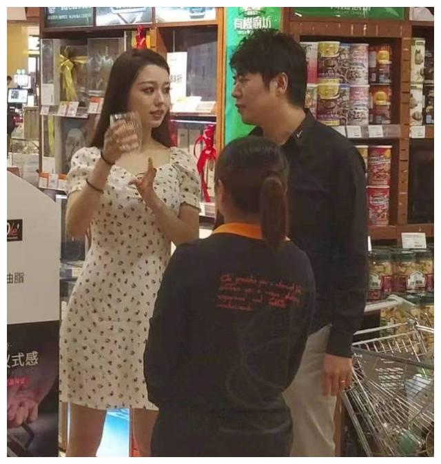 郎朗和妻子现身超市，两人站婴儿用品区呆望好久！