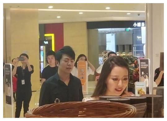 郎朗和妻子现身超市，两人站婴儿用品区呆望好久！