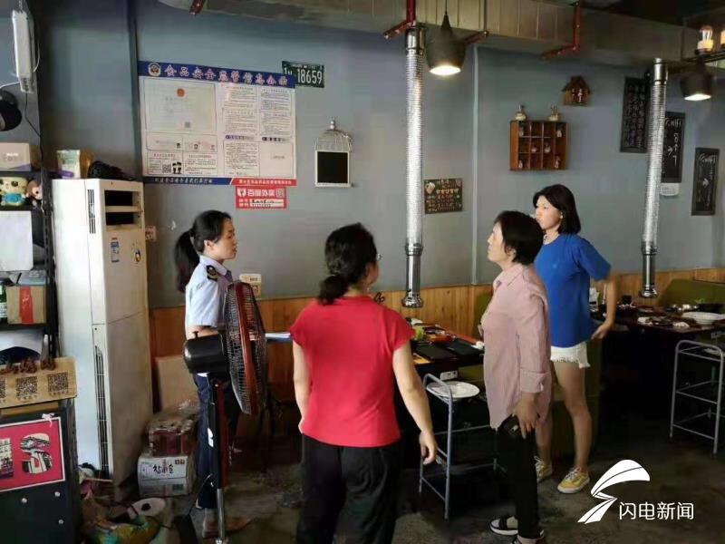 博兴一烤肉店店员在路边积水中洗盘子 店铺被查封停止营业