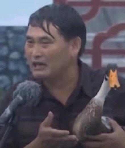 朱之文大雨里表演 网友看清他拿的器械，炸锅！