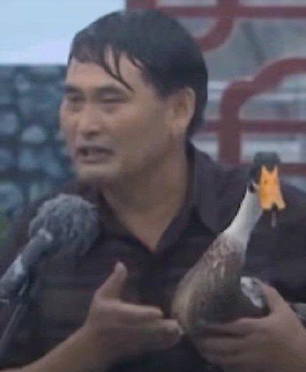 朱之文大雨里表演 网友看清他拿的器械，炸锅！