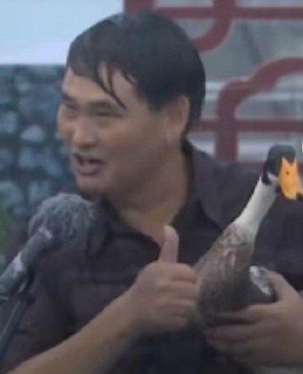 朱之文大雨里表演 网友看清他拿的器械，炸锅！