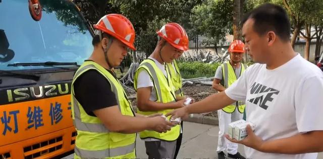 高温下的坚守：淅川路灯检修工 用汗水守护光明