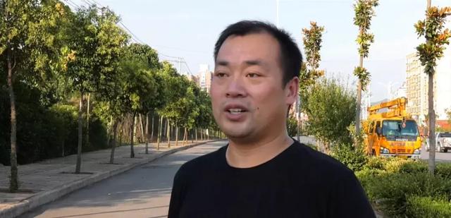 高温下的坚守：淅川路灯检修工 用汗水守护光明