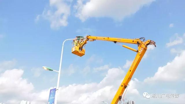 高温下的坚守：淅川路灯检修工 用汗水守护光明