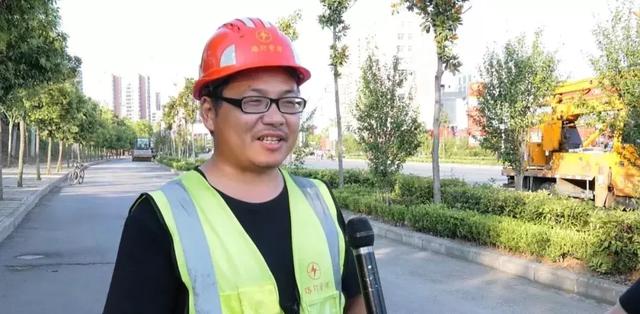高温下的坚守：淅川路灯检修工 用汗水守护光明
