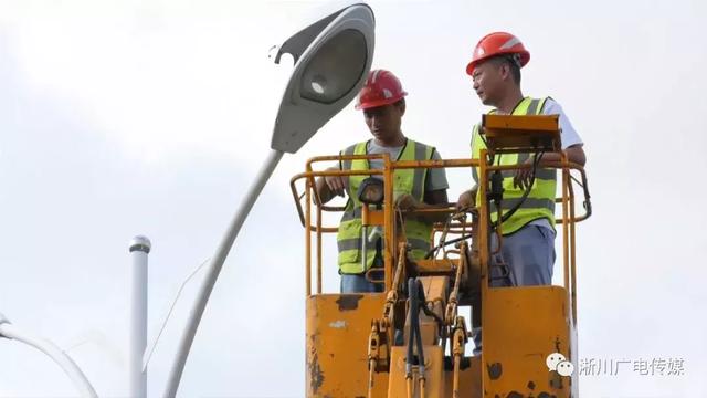 高温下的坚守：淅川路灯检修工 用汗水守护光明