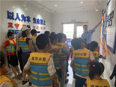 孩子们走入警营，学习使用水上救生器械