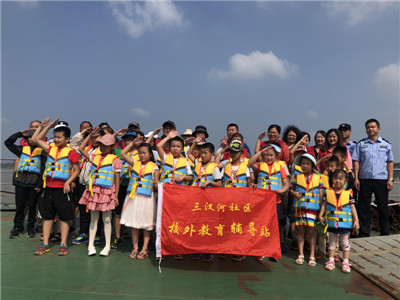 孩子们走入警营，学习使用水上救生器械