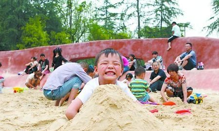 女童眼睛不慎进石灰粉，宝妈临危不乱救了女儿，医生：给您点赞