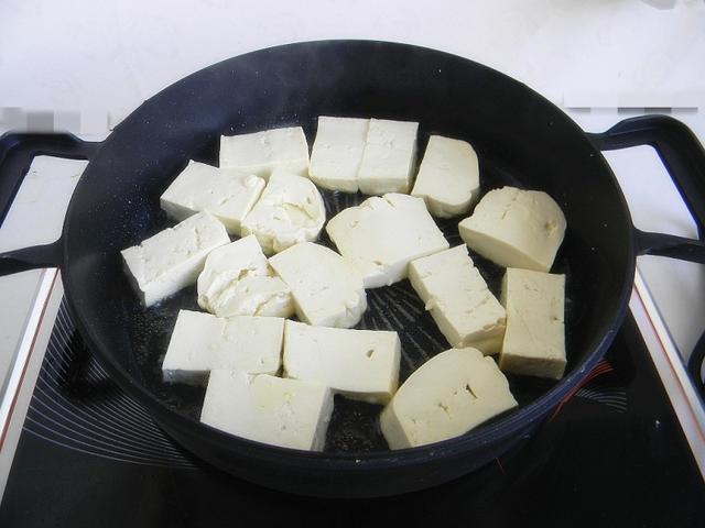 做香辣大豆腐我有窍门，非常简单，软嫩焦香香辣可口，几步就搞定