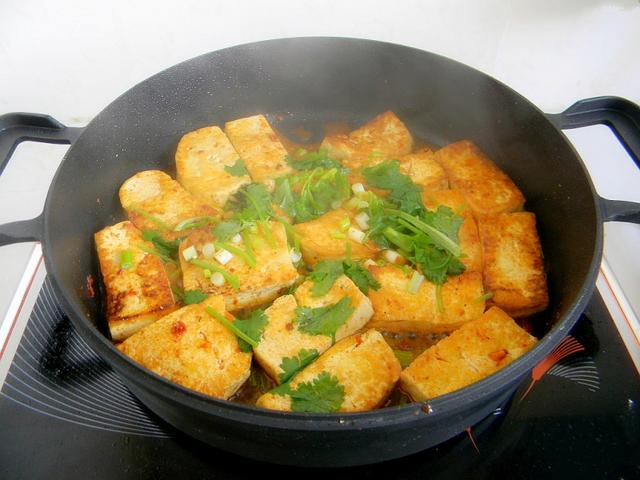 做香辣大豆腐我有窍门，非常简单，软嫩焦香香辣可口，几步就搞定