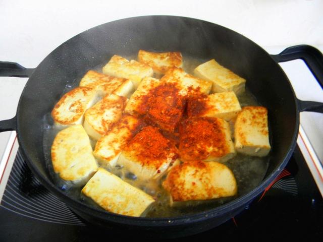 做香辣大豆腐我有窍门，非常简单，软嫩焦香香辣可口，几步就搞定