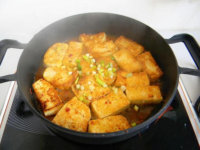 做香辣大豆腐我有窍门，非常简单，软嫩焦香香辣可口，几步就搞定
