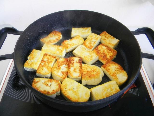 做香辣大豆腐我有窍门，非常简单，软嫩焦香香辣可口，几步就搞定
