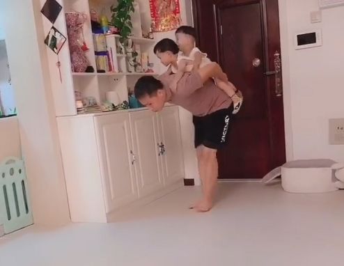 奶爸健身带娃两不误火了，这是我见过最贵的一对“健身器材”了