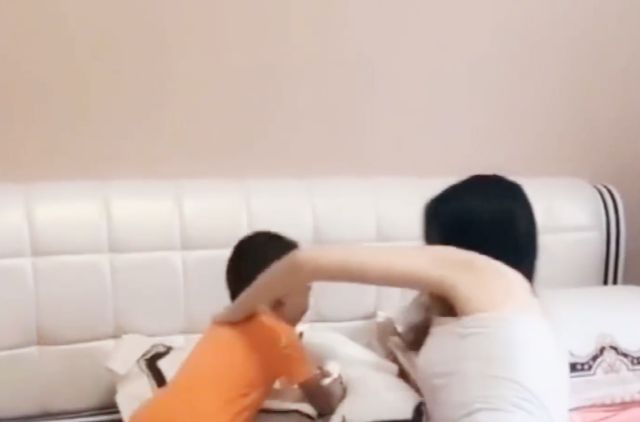 妈妈熟睡，儿子拿吹风机对着妈妈狂吹