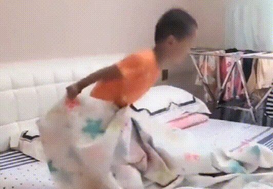 妈妈熟睡，儿子拿吹风机对着妈妈狂吹