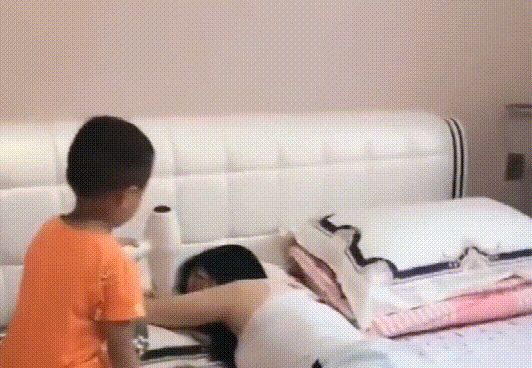 妈妈熟睡，儿子拿吹风机对着妈妈狂吹