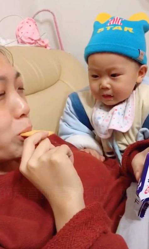 宝宝也想吃饼干,百般无奈之下喊了句“妈妈”,让网友笑个不停