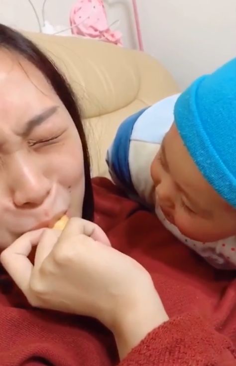 宝宝也想吃饼干,百般无奈之下喊了句“妈妈”,让网友笑个不停