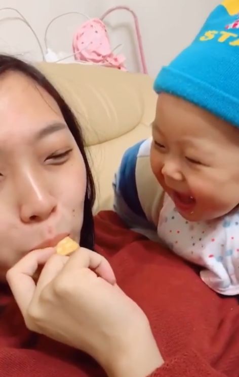 宝宝也想吃饼干,百般无奈之下喊了句“妈妈”,让网友笑个不停