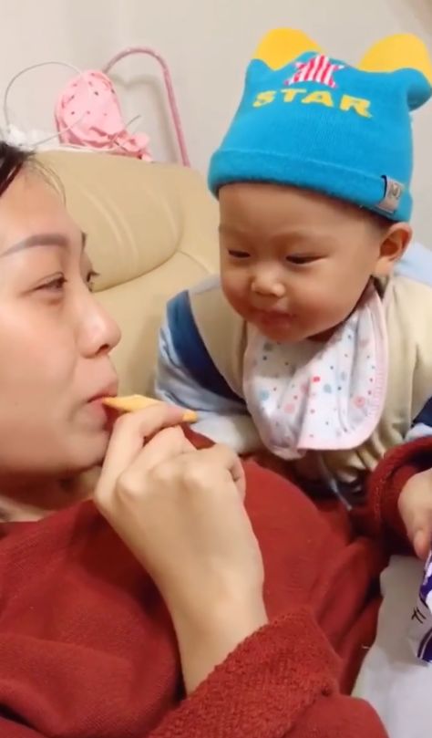 宝宝也想吃饼干,百般无奈之下喊了句“妈妈”,让网友笑个不停