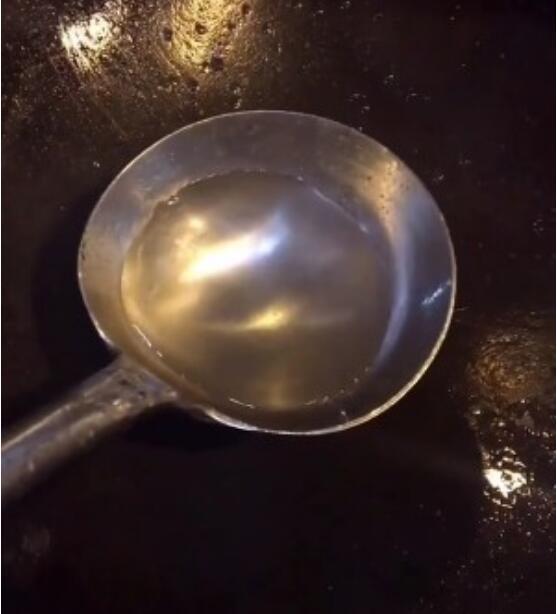 挂霜花生,香甜酥脆,色泽洁白,看起来好像挂上了一层霜一样漂亮