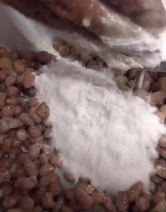 挂霜花生,香甜酥脆,色泽洁白,看起来好像挂上了一层霜一样漂亮